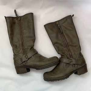 Brown boots mid-calf round toe and heel